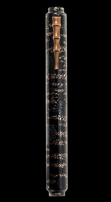 THE CHRYSANTHEMUM CREST - Maki-e fountain pen, a regal emblem of Japanese tradition.