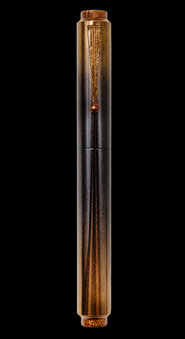 BLACK GOLD WITH FLOWERS - Maki-e fountain pen, an exquisite fusion of black and gold adorned with floral motifs.